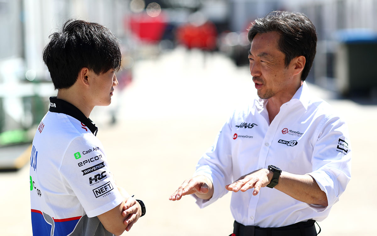 アルバート・パーク・サーキットのパドックでハースの小松礼雄代表と話をする角田裕毅（RBフォーミュラ1）、2024年3月21日F1オーストラリアGP
