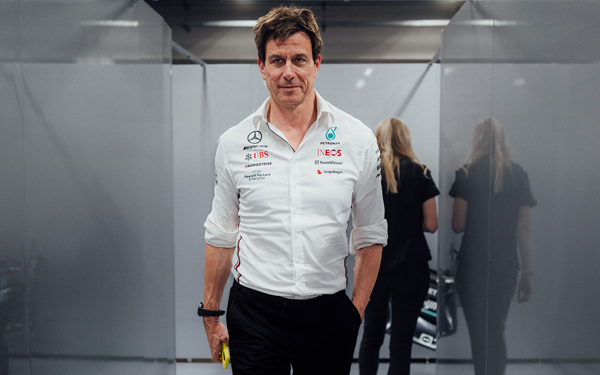 メルセデスのガレージ内を歩くトト・ウォルフ代表、2023年F1サンパウロGP