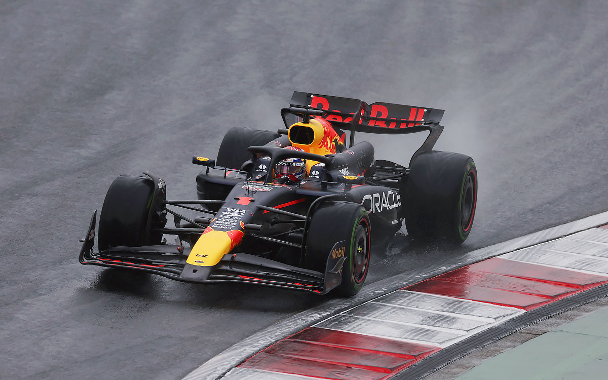 インターミディエイトタイヤを履いて雨の上海インターナショナル・サーキットを走行するマックス・フェルスタッペン（レッドブル）、2024年4月19日F1中国GPスプリント予選