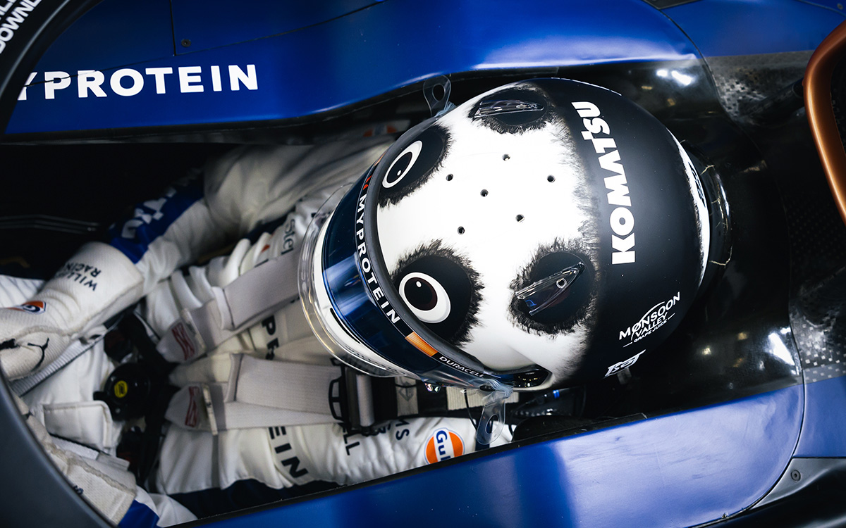 パンダの顔を模したデザインのスペシャルヘルメットを被りFW46に乗り込むアレックス・アルボン（ウィリアムズ）、2024年4月19日F1中国GP