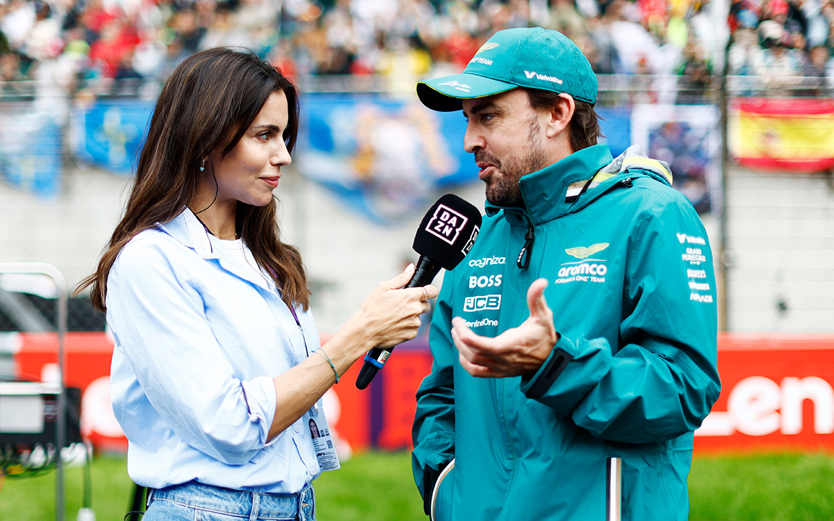 DAZNスペインのインタビューに答えるフェルナンド・アロンソ（アストンマーチン）、2024年4月21日F1中国GP決勝レース