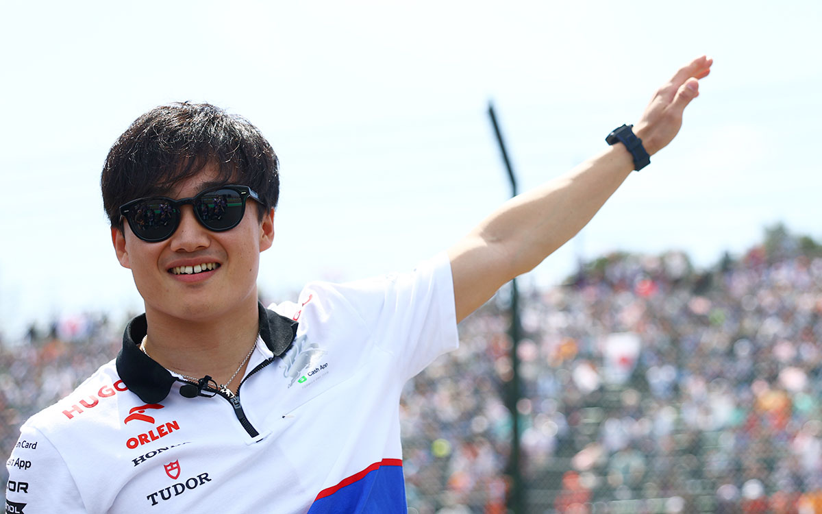 ドライバーズパレードで観衆に手を振る角田裕毅（ビザ・キャッシュアップRBフォーミュラ1）、2024年4月7日(日) F1日本GP（鈴鹿サーキット）