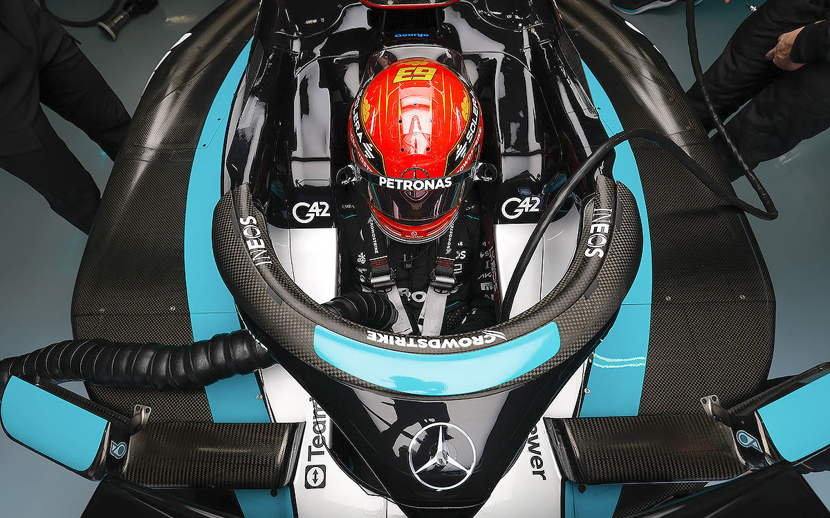 ガレージ内でメルセデスW15のコックピットに座るジョージ・ラッセル、2024年4月19日(金) F1中国GP（上海インターナショナル・サーキット）