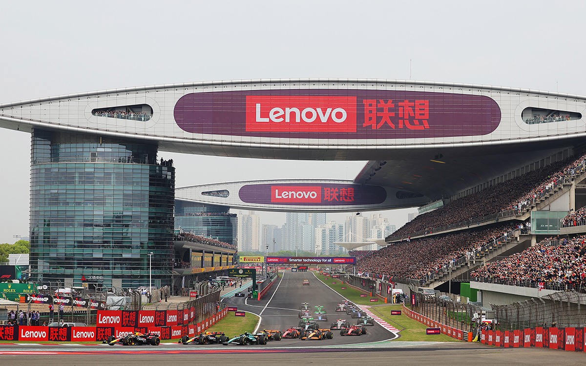 決勝スタート直後の上海インターナショナル・サーキットのターン1の様子、2024年4月21日F1中国GP