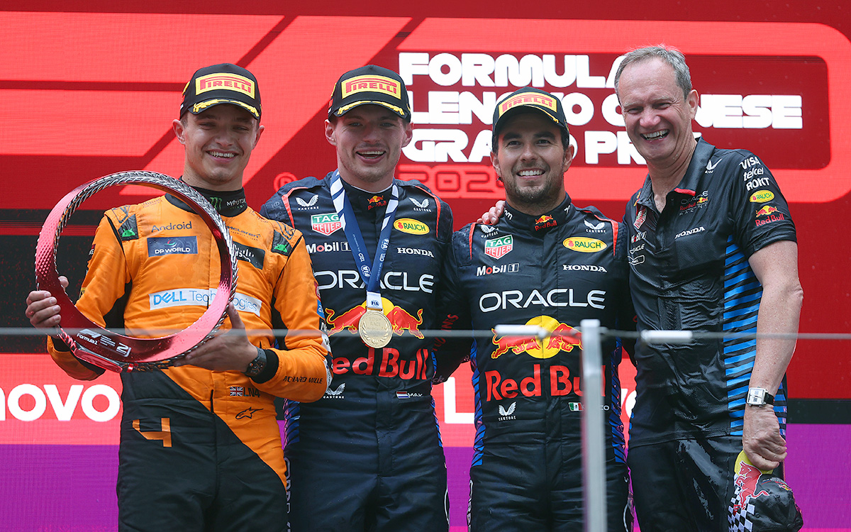 表彰台で祝うレース勝者のマックス・フェルスタッペン（レッドブル）、2位のランド・ノリス（マクラーレン）、3位のセルジオ・ペレス（レッドブル）、ポール・モナガン（レッドブル・レーシング車両エンジニアリング責任者）、2024年4月21日(日) F1中国GP（上海インターナショナル・サーキット）
