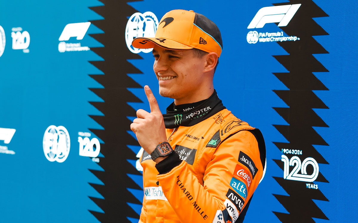 ポールポジションを獲得して笑顔を見せるランド・ノリス（マクラーレン）、2024年4月19日F1中国GPスプリント予選