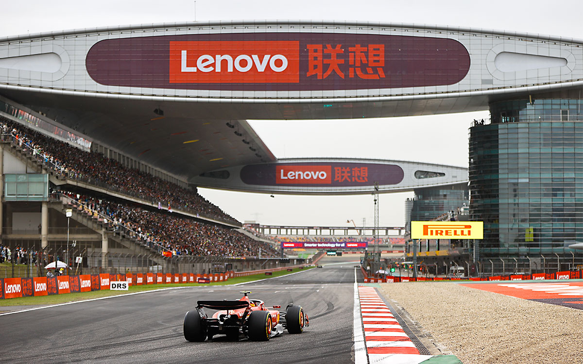 上海・インターナショナル・サーキットの最終コーナーを走行するカルロス・サインツ(フェラーリ)-2024年4月19日F1中国GP