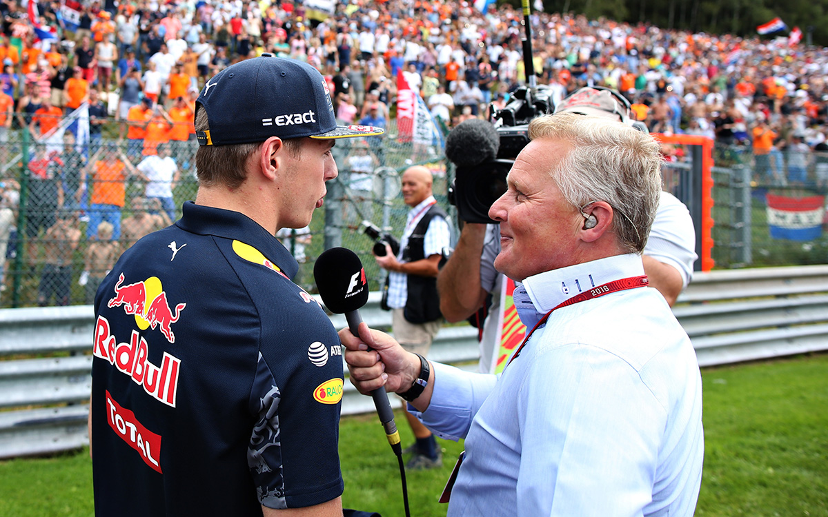 ドライバーズパレードでスカイスポーツF1の解説者で元F1ドライバーのジョニー・ハーバートと話すマックス・フェルスタッペン（レッドブル・レーシング）、2016年8月28日、F1ベルギーGP（スパ・フランコルシャン・サーキット）