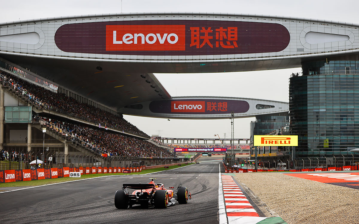 上海インターナショナル・サーキットの最終コーナーを抜けてホームストレートに向かうカルロス・サインツ（フェラーリ）、2024年4月19日F1中国GPスプリント予選
