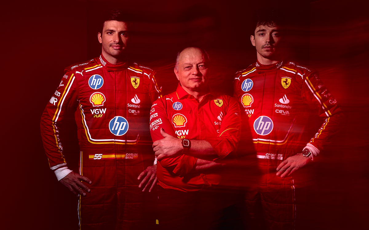 HPのロゴが掲載されたレーシングスーツを着るフェラーリのシャルル・ルクレールとカルロス・サインツ、チーム代表のフレデリック・バスール、2024年4月