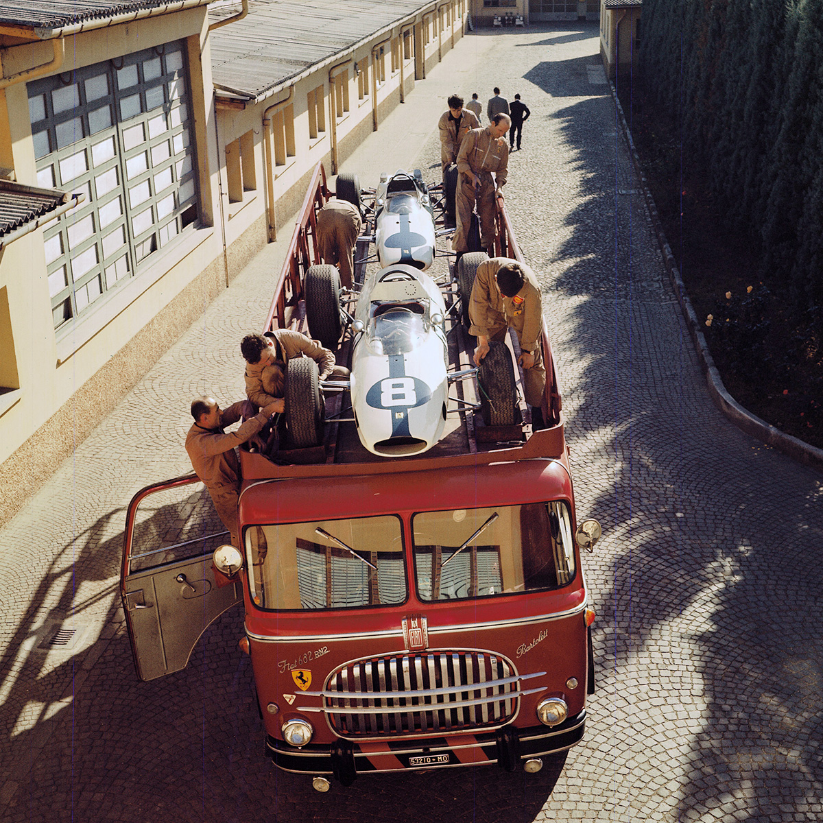 1964年のF1アメリカ GPとメキシコGPのために空港へと向かうトラックに積まれたフェラーリ158 F1