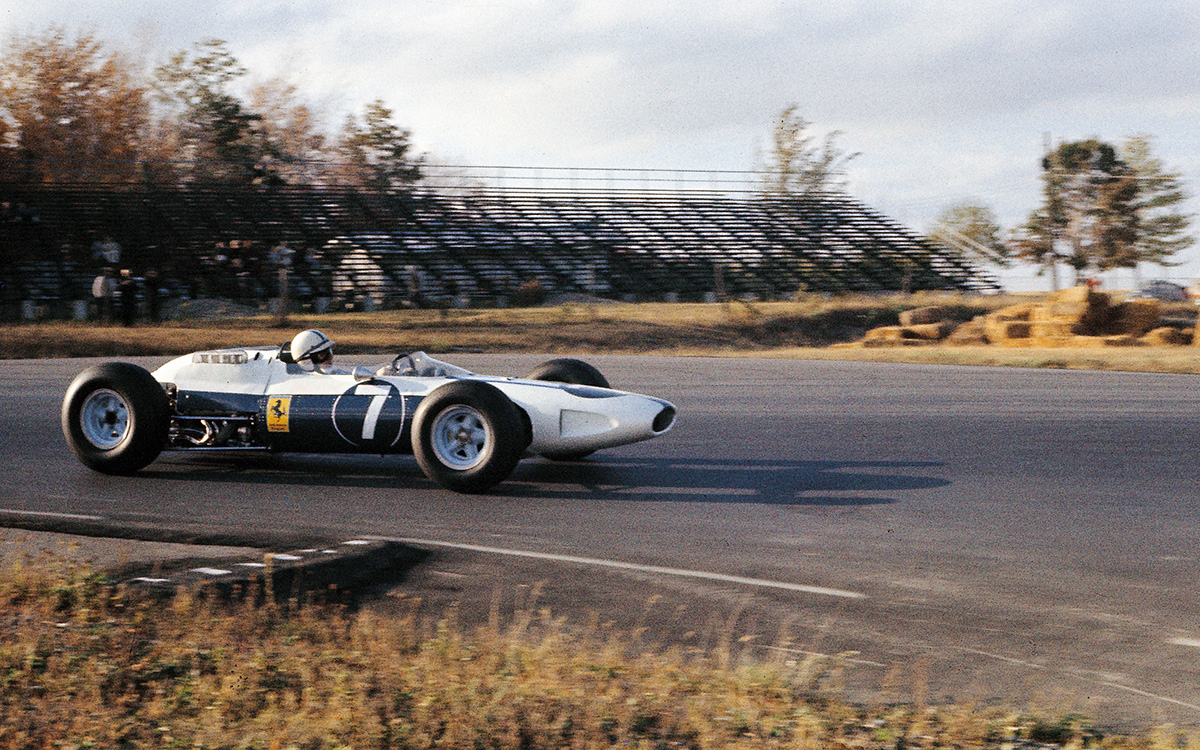 1964年のF1アメリカGPで走行するN.A.R.T.チームのフェラーリ158 F1
