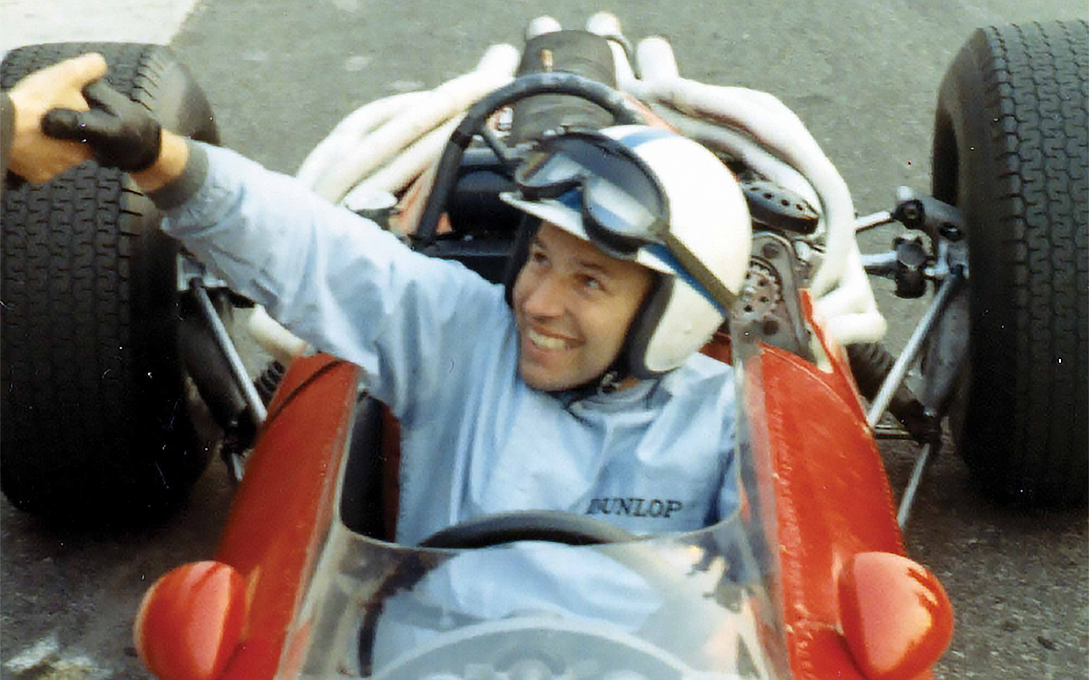 1966年4月25日に開催されたモンツァ1000kmにてフェラーリ312 F1-66のコックピットに座るジョン・サーティース