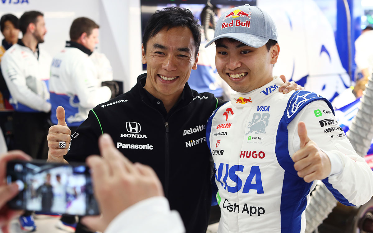 RBフォーミュラ1のガレージ内で肩を組む佐藤琢磨と岩佐歩夢、2024年4月5日F1日本GPフリー走行