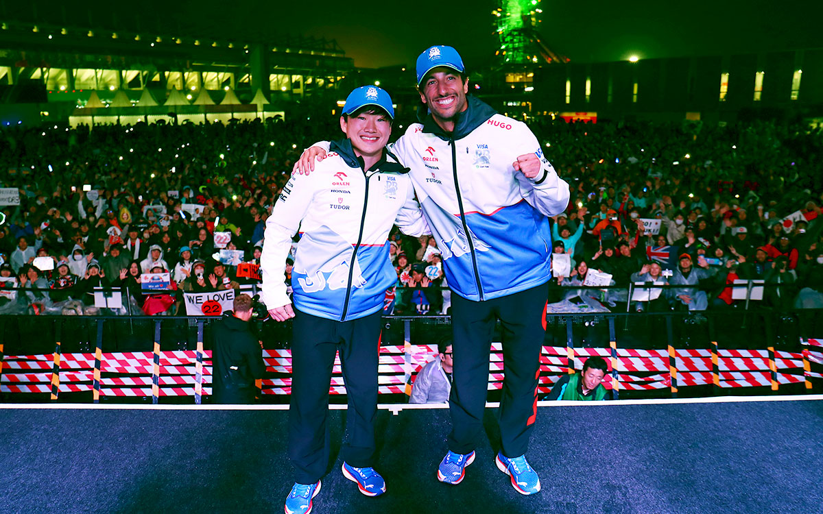 ファンステージで写真を撮るRBの角田裕毅とダニエル・リカルド、2024年4月5日(金) F1日本GP（鈴鹿サーキット）