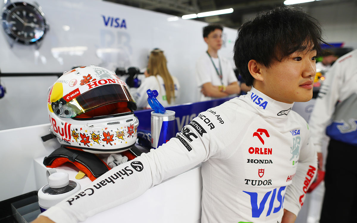 ガレージで予選の開始を待つ角田裕毅（RBフォーミュラ1）、2024年4月6日F1日本GP