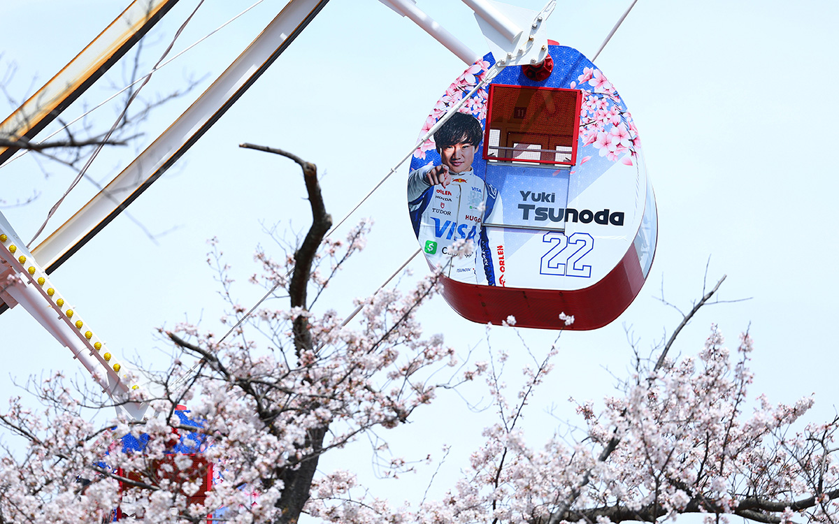 鈴鹿サーキットの観覧車のゴンドラに描かれた角田裕毅（RBフォーミュラ1）、2024年4月7日F1日本GP決勝レース
