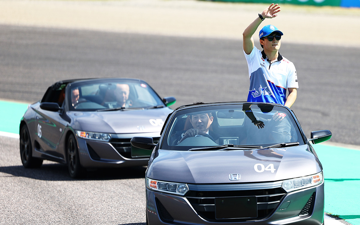 ホンダS660に乗りファンに手を振る角田裕毅（RBフォーミュラ1）、2024年4月7日F1日本GPドライバーズパレードにて