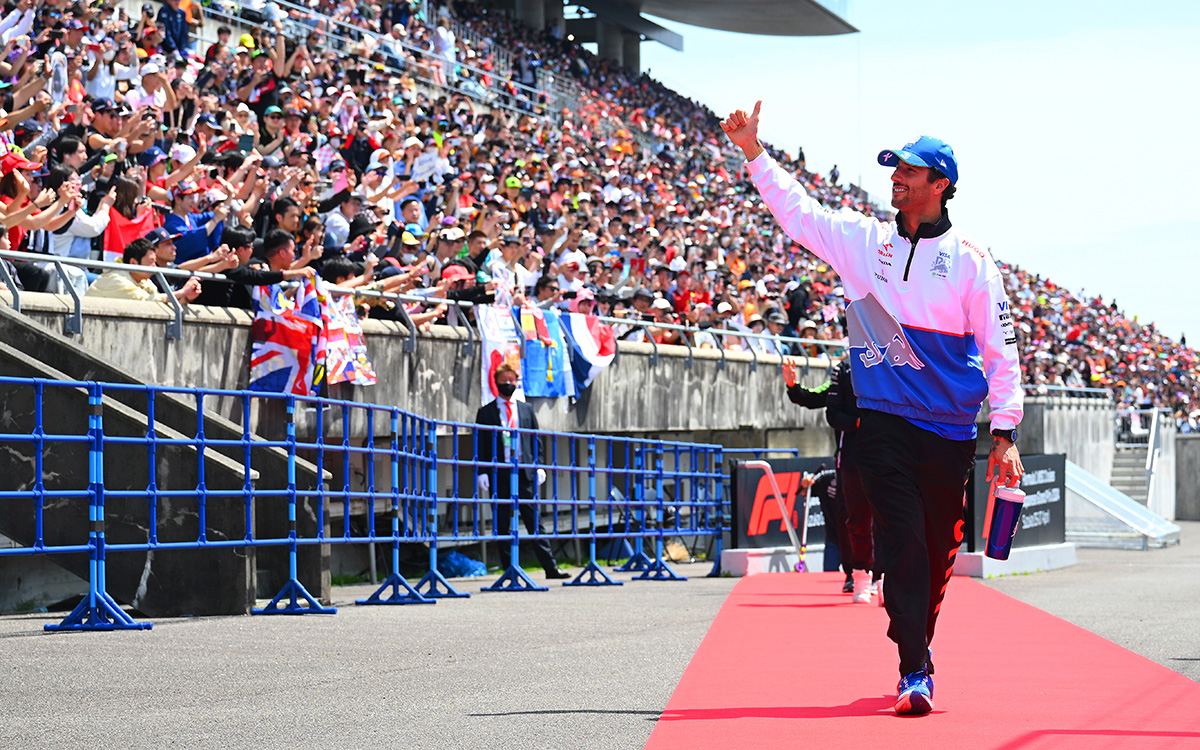 ドライバーズパレードで観衆に手を振るダニエル・リカルド（ビザ・キャッシュアップRBフォーミュラ1）、2024年4月7日(日) F1日本GP（鈴鹿サーキット）