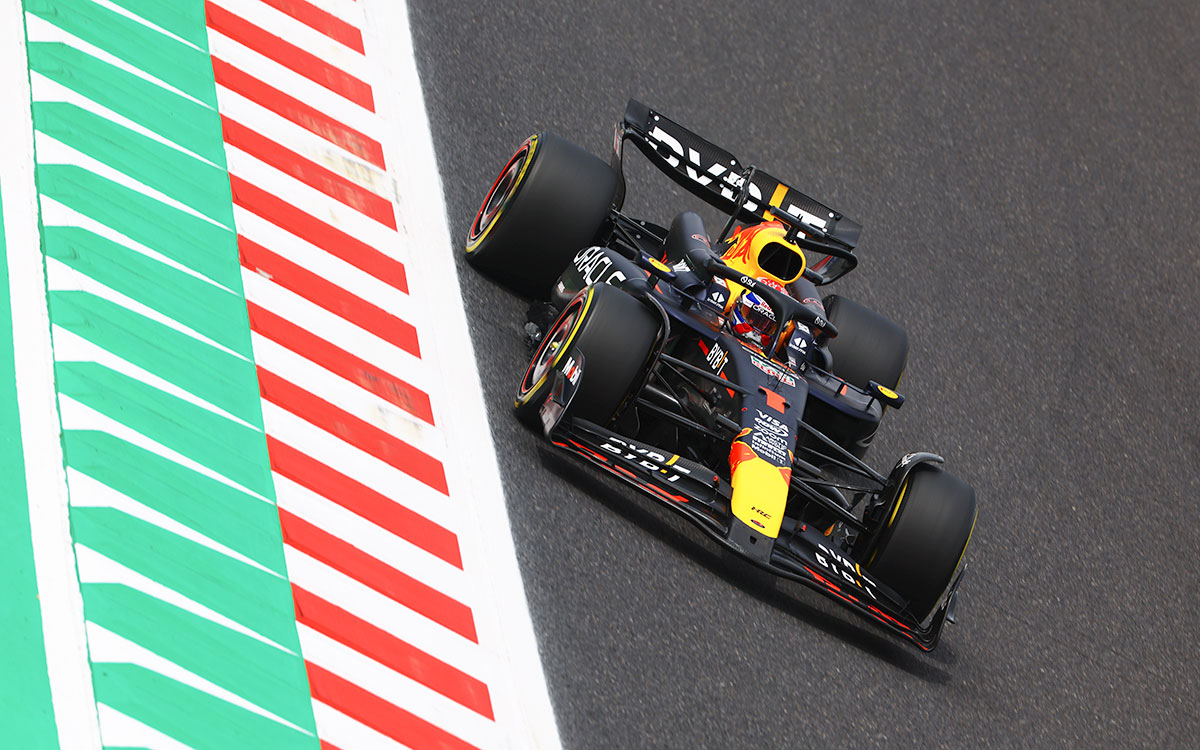 鈴鹿サーキットのスプーンカーブを立ち上がるマックス・フェルスタッペン（レッドブル）、2024年4月6日F1日本GP FP3