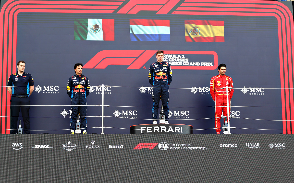 鈴鹿サーキットの表彰台に上がったウィナーのマックス・フェルスタッペン（レッドブル）、2位セルジオ・ペレス（レッドブル）、3位カルロス・サインツ（フェラーリ）、2024年4月7日F1日本GP決勝レース