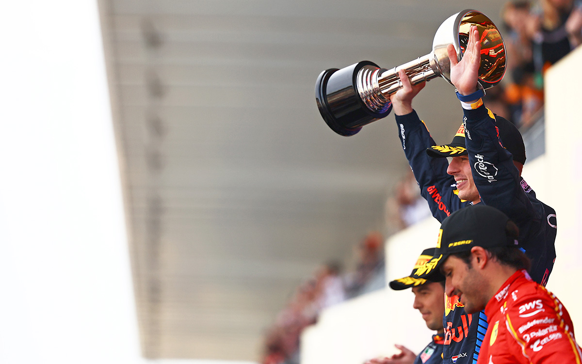 鈴鹿サーキットの表彰台の上で優勝トロフィーを掲げるマックス・フェルスタッペン（レッドブル・レーシング）、2024年4月7日(日) F1日本GP決勝レース