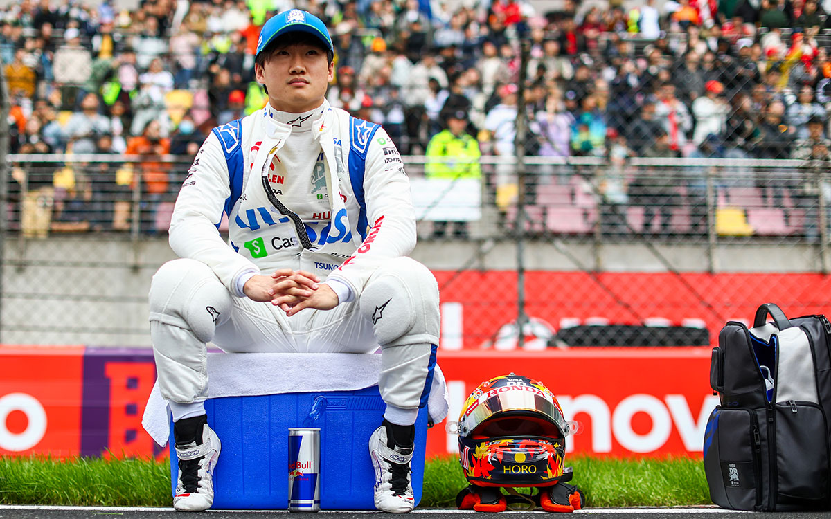スプリントレースを前にグリッド上で腰を下ろす角田裕毅（RBフォーミュラ1）、2024年4月20日F1中国GP