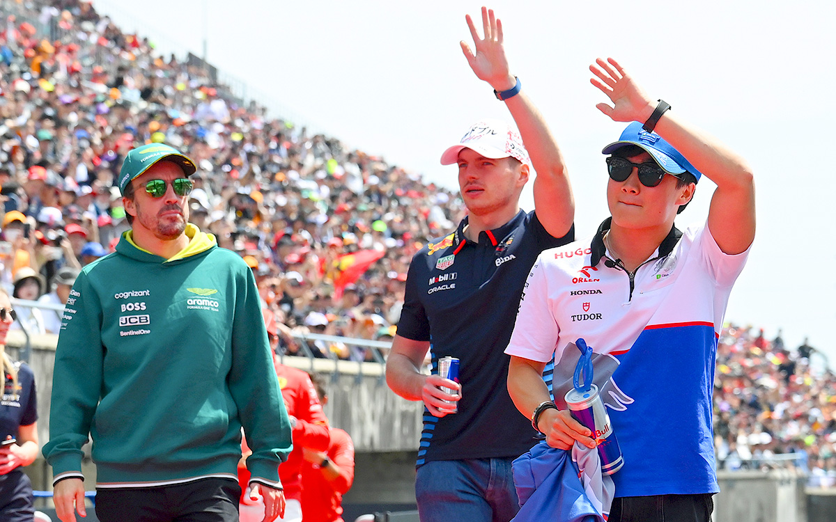 ドライバーズパレードで観衆に手を振る角田裕毅（RBフォーミュラ1）、マックス・フェルスタッペン（レッドブル・レーシング）、フェルナンド・アロンソ（アストンマーチン）、2024年4月7日(日) F1日本GP（鈴鹿サーキット）