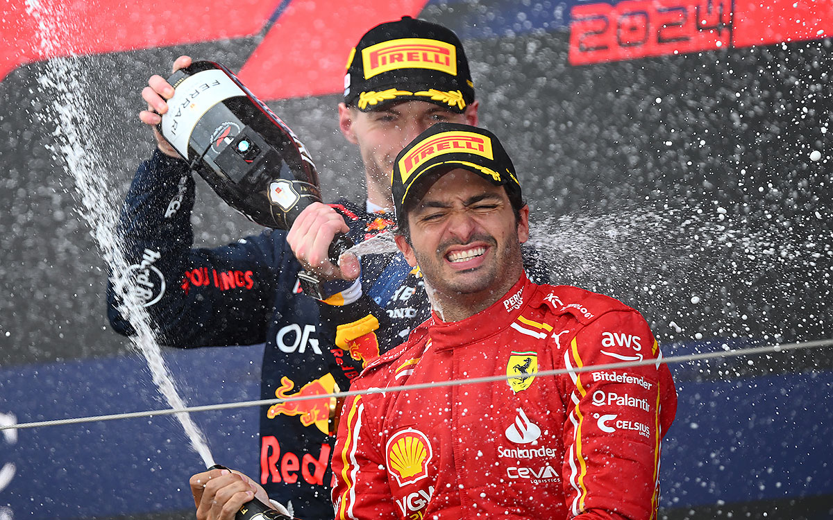 シャンパンシャワーで祝うレース勝者のマックス・フェルスタッペン（レッドブル・レーシング）と3位のカルロス・サインツ（フェラーリ）、2024年4月7日(日) F1日本GP（鈴鹿サーキット）