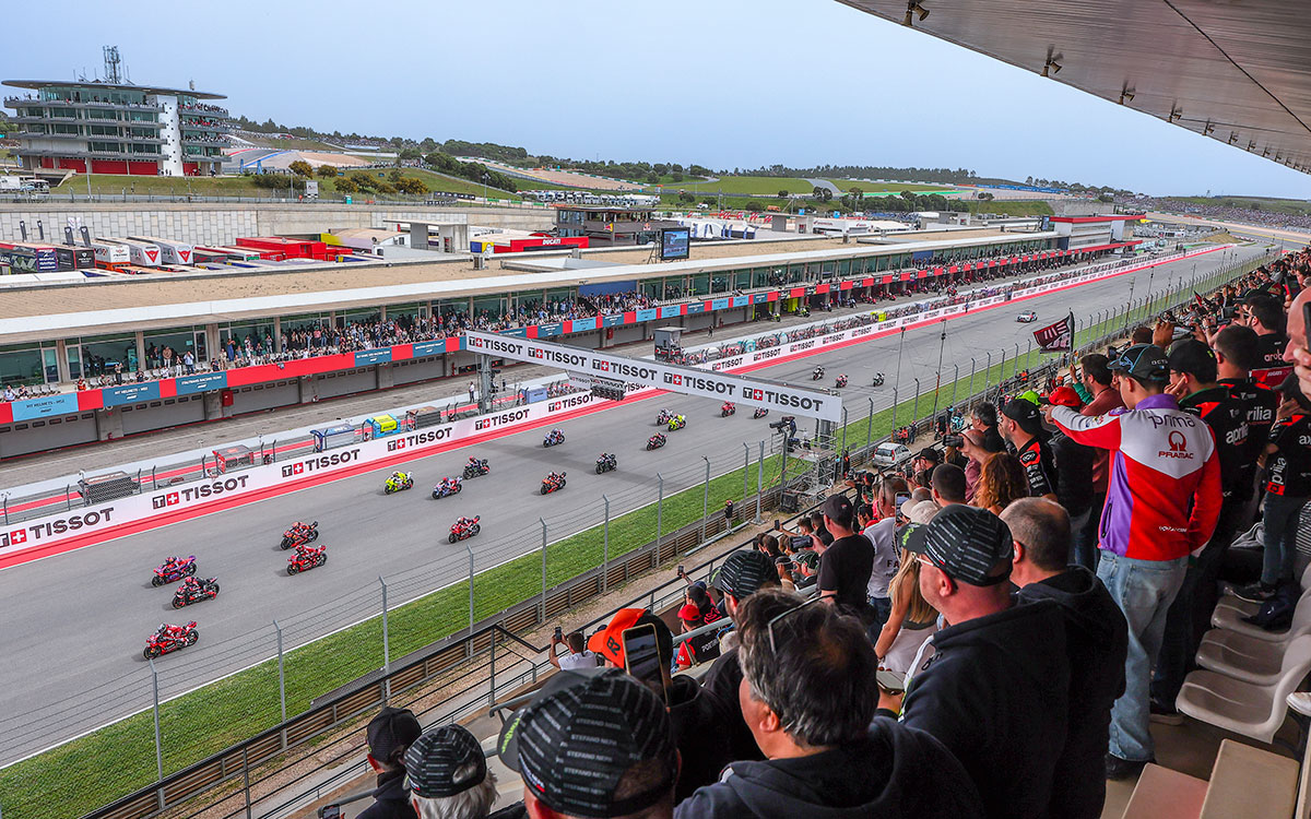 ポルトガルのアルガルベ・サーキットで行われたロードレース世界選手権（MotoGP）最高峰クラスのスタート前グリッドの様子、2024年3月24日