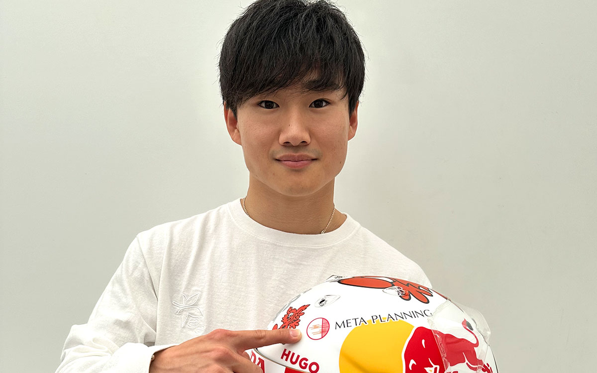 META PLANNING株式会社のロゴが掲載されたF1日本GPスペシャルヘルメットを手に持つ角田裕毅（RBフォーミュラ1）、2024年