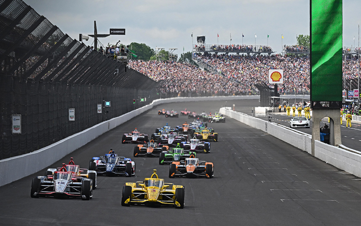 第108回インディ500決勝レースでインディアナポリス・モーター・スピードウェイを走行するインディカーマシン、2024年5月26日(日)