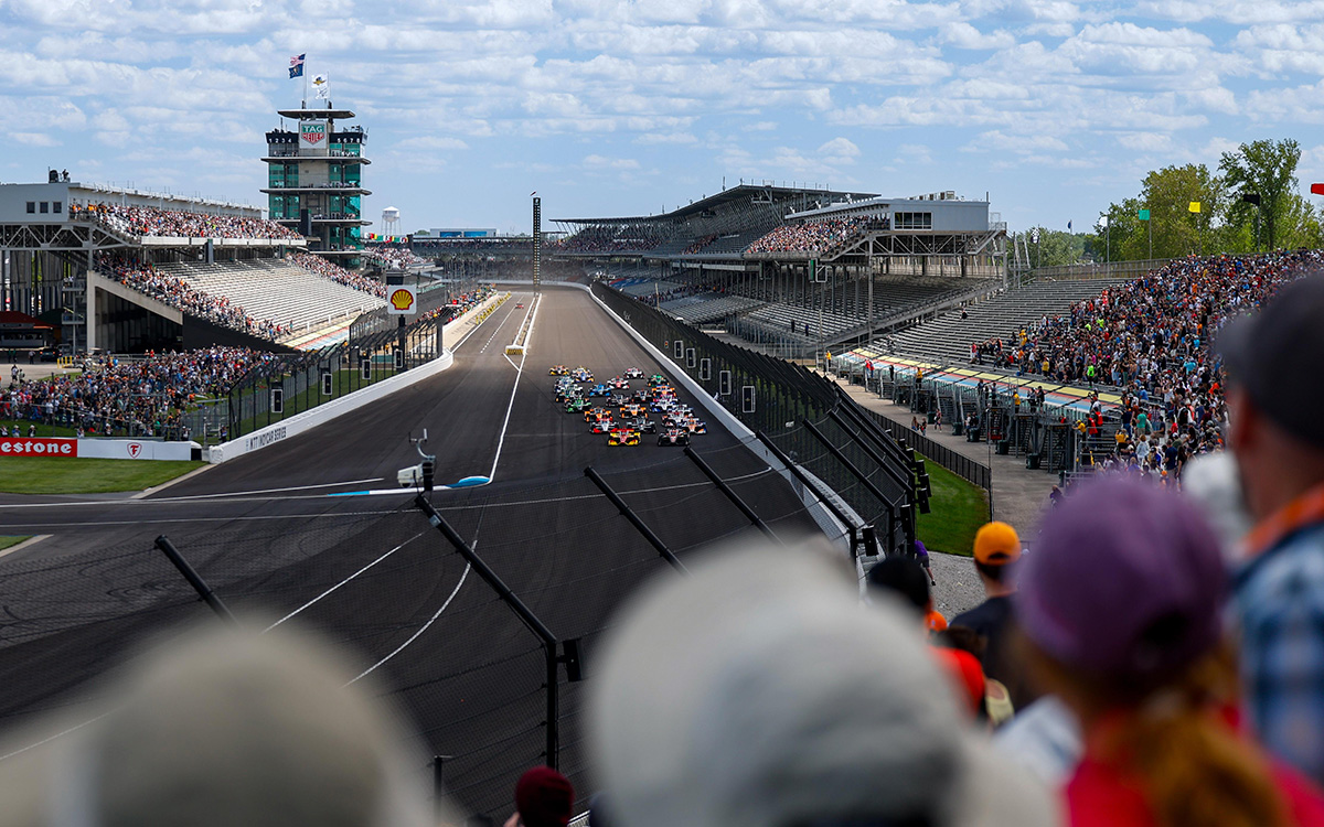 インディアナポリス・モーター・スピードウェイのロードコースで行われた2024年インディカー・シリーズ第4戦インディアナポリスGPの決勝レーススタート直後の様子