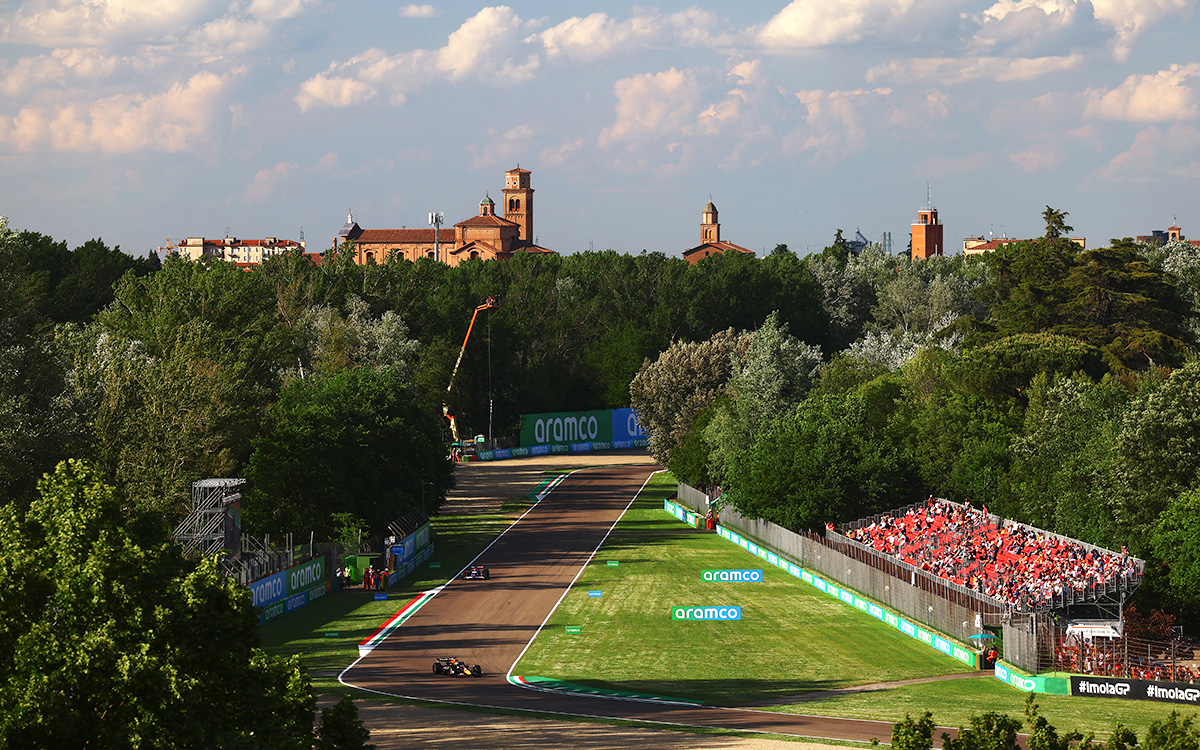 イモラ・サーキットを周回するマックス・フェルスタッペン（レッドブル）とダニエル・リカルド（RBフォーミュラ1）、2024年5月17日F1エミリア・ロマーニャGPフリー走行