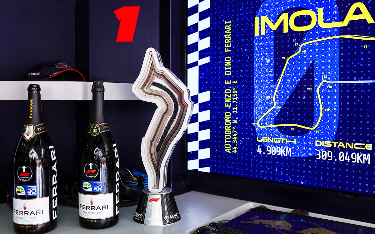 ガレージに置かれたマックス・フェルスタッペン（レッドブル・レーシング）の優勝トロフィー、2024年5月19日(日) F1エミリア・ロマーニャGP決勝レース