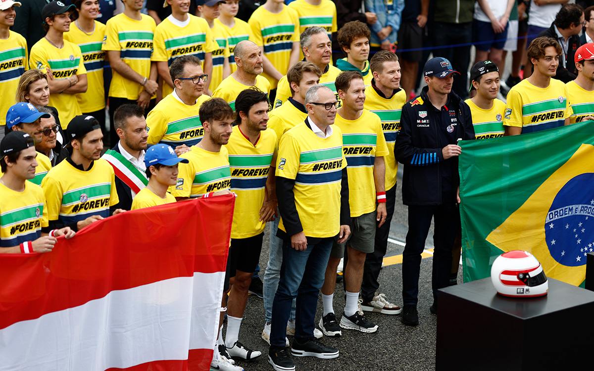 アイルトン・セナとローランド・ラッツェンバーガーの追悼イベントに参加するランス・ストロール、エステバン・オコン、角田裕毅、ピエール・ガスリー、カルロス・サインツ、セバスチャン・ベッテル、ニコ・ヒュルケンベルグ、マックス・フェルスタッペン、周冠宇、ジョージ・ラッセルらF1ドライバーとステファノ・ドメニカリ（F1グループCEO）、、2024年5月16日(木) F1エミリア・ロマーニャGP