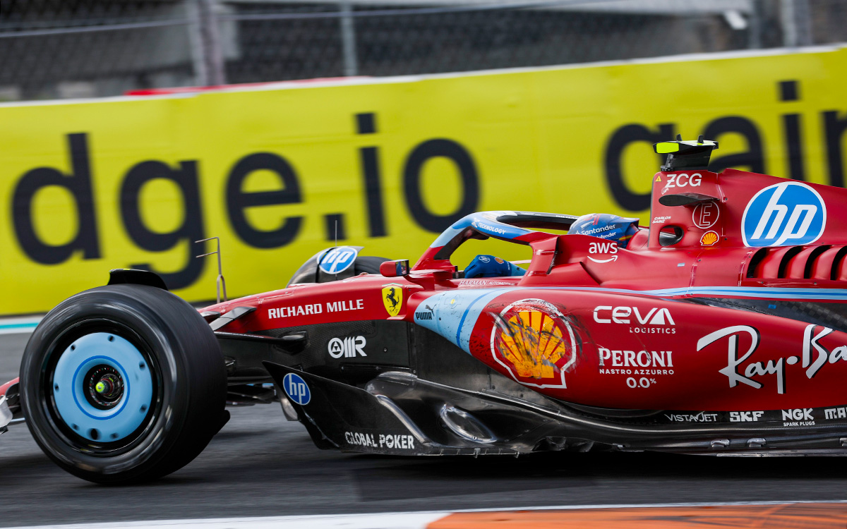 カルロス・サインツ（フェラーリ）がドライブするSF-24の側面アップ、2024年5月5日F1マイアミGP決勝レース