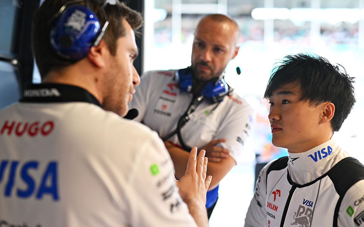 ガレージ内でエンジニアと話をする角田裕毅（ビザ・キャッシュアップRBフォーミュラ1）、2024年5月3日(金) F1マイアミGPスプリント予選（マイアミ・インターナショナル・オートドローム）