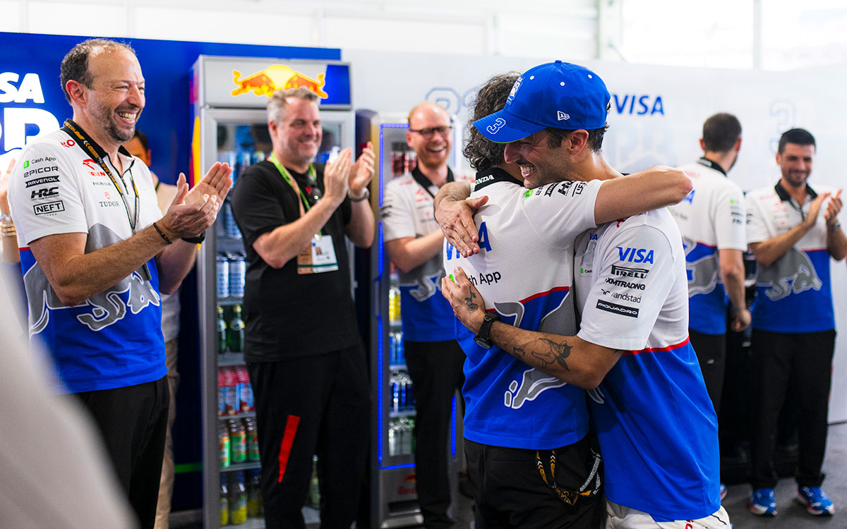 スプリント4位フィニッシュを経てローラン・メキーズ代表と抱き合って喜ぶダニエル・リカルド（RBフォーミュラ1）、2024年5月4日F1マイアミGP