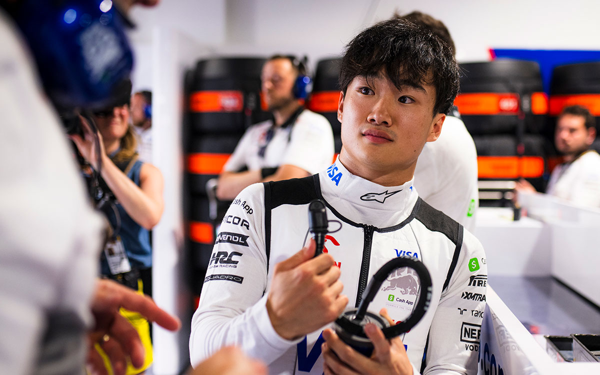 予選に向けてガレージ内で準備を進める角田裕毅（RBフォーミュラ1）、2024年5月4日F1マイアミGP