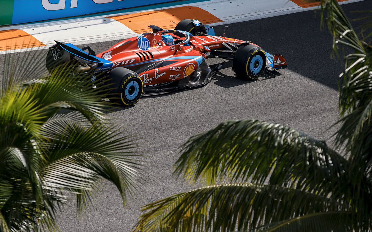 マイアミ・インターナショナル・オートドロームでブルーが組み込まれたスペシャルカラーのフェラーリSF-24を駆るシャルル・ルクレール、2024年5月3日F1マイアミGP