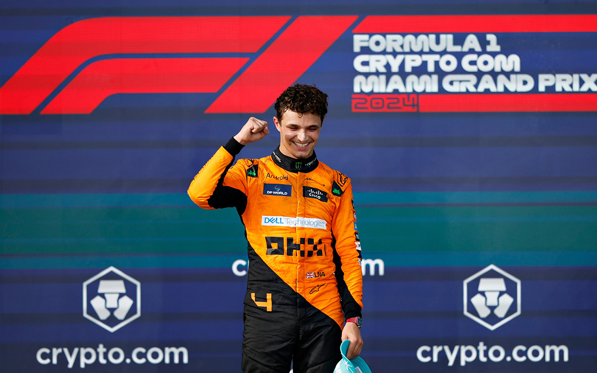 キャリア初優勝を飾り表彰台の上でガッツポーズを取るランド・ノリス（マクラーレン）、2024年5月5日F1マイアミGP