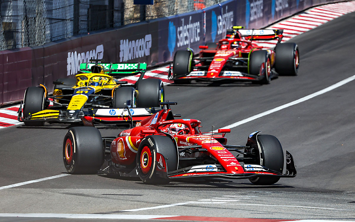 2024年F1モナコGP決勝レースでトップを走るシャルル・ルクレール（フェラーリ）-2024年5月26日モンテカルロ市街地コース