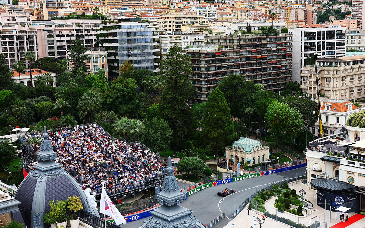 モンテカルロ市街地コースのカジノコーナーを抜けるマックス・フェルスタッペン（レッドブル・レーシング）、2024年5月24日(金) F1モナコGP FP1