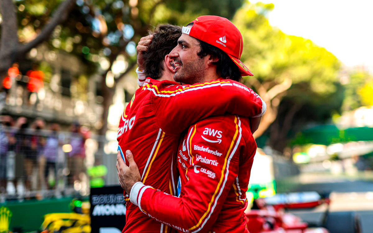 悲願の母国初優勝を果たしたフェラーリのチームメイト、シャルル・ルクレールを抱擁するカルロス・サインツ、2024年5月26日F1モナコGP