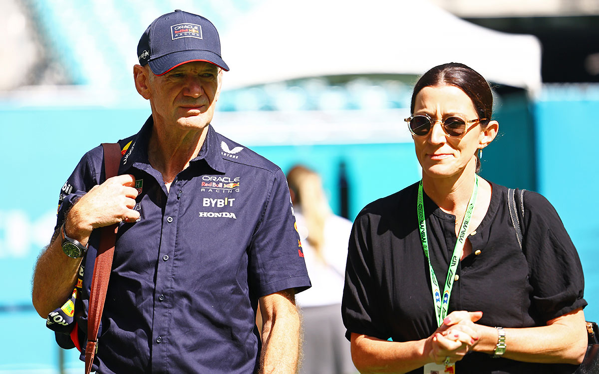 妻のアマンダとマイアミ・インターナショナル・オートドロームのパドックを歩くエイドリアン・ニューウェイ（レッドブル・レーシング最高技術責任者）、2024年5月3日(金) F1マイアミGP