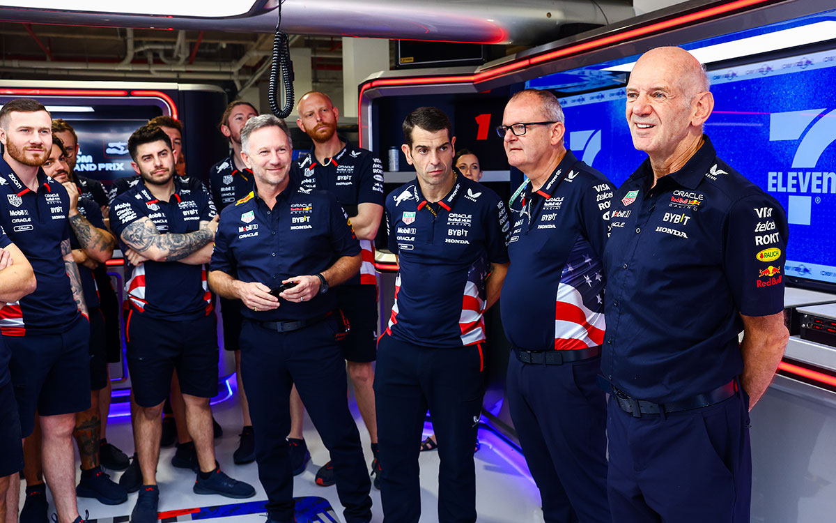 チーム離脱発表を経て、ガレージでチームメンバーに話をするエイドリアン・ニューウェイ（レッドブル・レーシングCTO）、2024年5月3日(金) F1マイアミGP（マイアミ・インターナショナル・オートドローム）