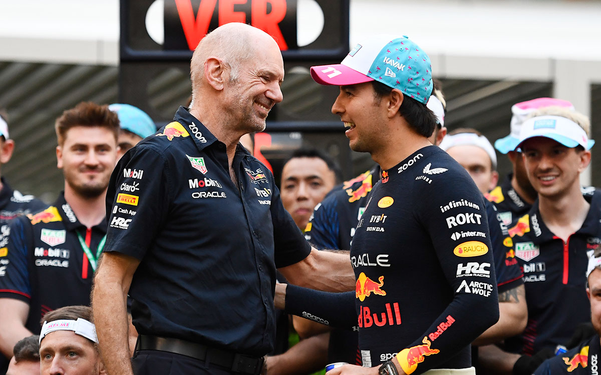 チームの祝賀写真撮影にて談笑するレッドブルのセルジオ・ペレスとエイドリアン・ニューウェイ（最高技術責任者）、2023年5月7日F1マイアミGP