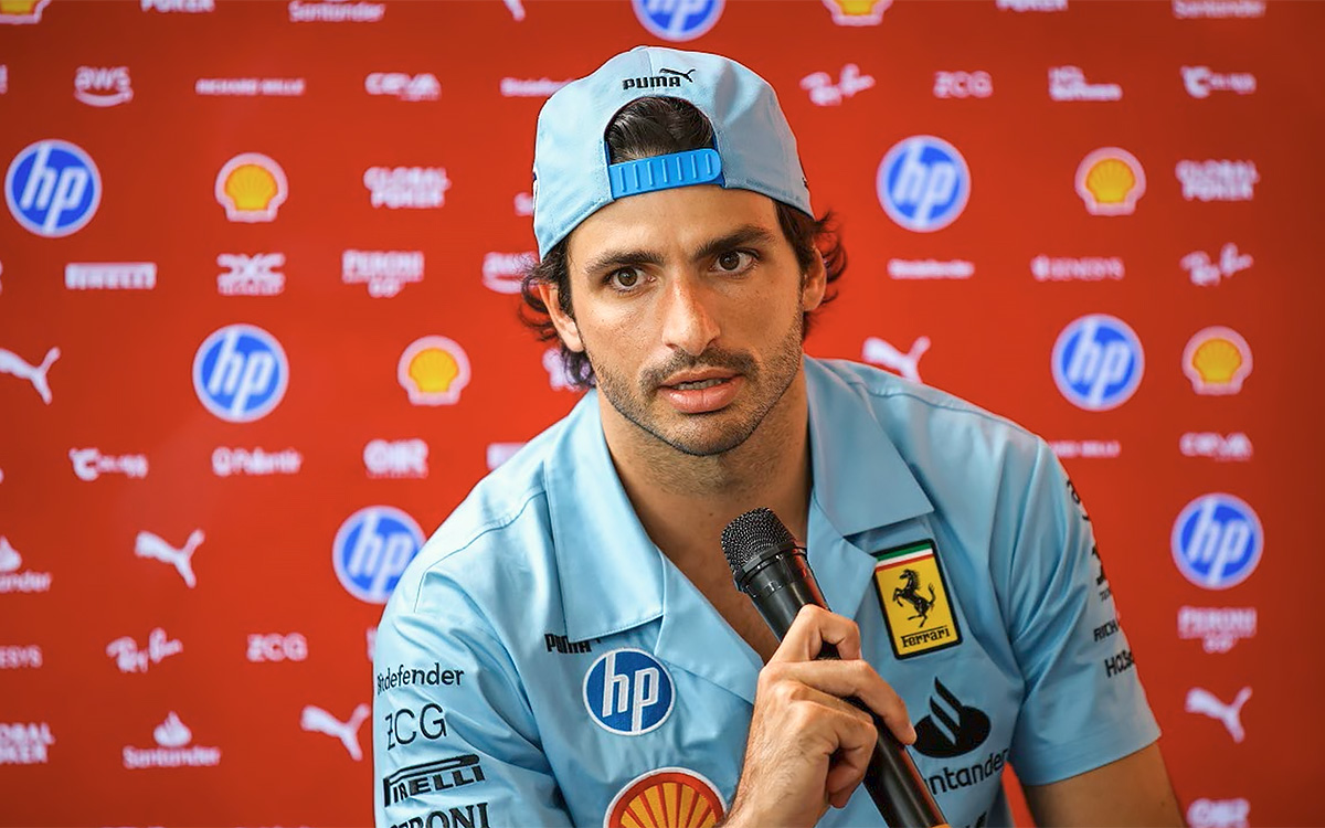 報道陣の質問に答えるカルロス・サインツ（フェラーリ）、2024年5月2日F1マイアミGP