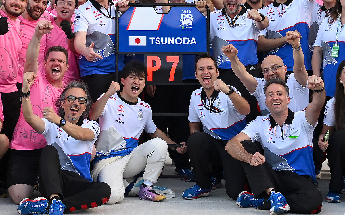 7位入賞を祝う角田裕毅とビザ・キャッシュアップRBフォーミュラ1のチームメンバーの拡大写真、2024年5月5日(日) F1マイアミGP決勝レース（マイアミ・インターナショナル・オートドローム）